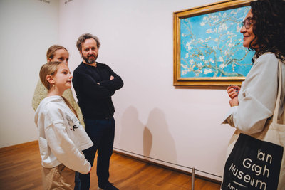 A family is getting information about the painting Almond Blossom during a guided tour at the Van Gogh Museum. Photo: Jelle Draper