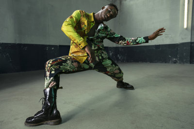 Clothing collection Daily Paper x Van Gogh Museum: Christian shows Van Jisi Sunflower jacket and Van Josha trousers. 