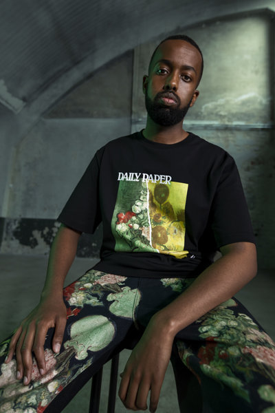 Clothing collection Daily Paper x Van Gogh Museum: Beeldbreker Jamal shows the Van Jorbla t-shirt and the Van Joshua trousers